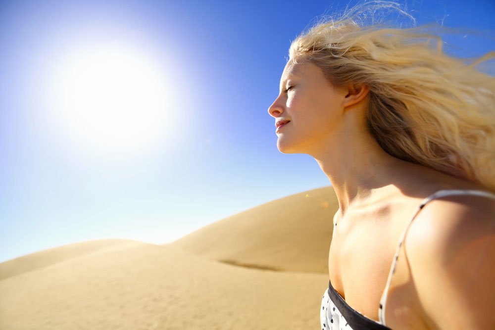 Selfie blonde girl exposed to the sun