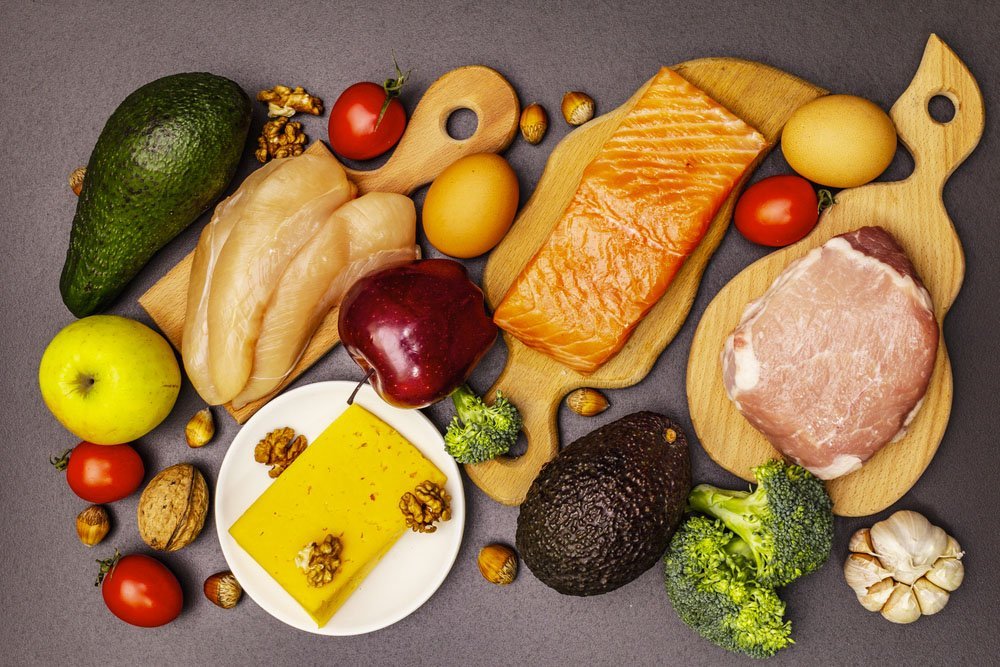 Photos with meat, fruit, fish and vegetables indicating vitamin-rich nutrition